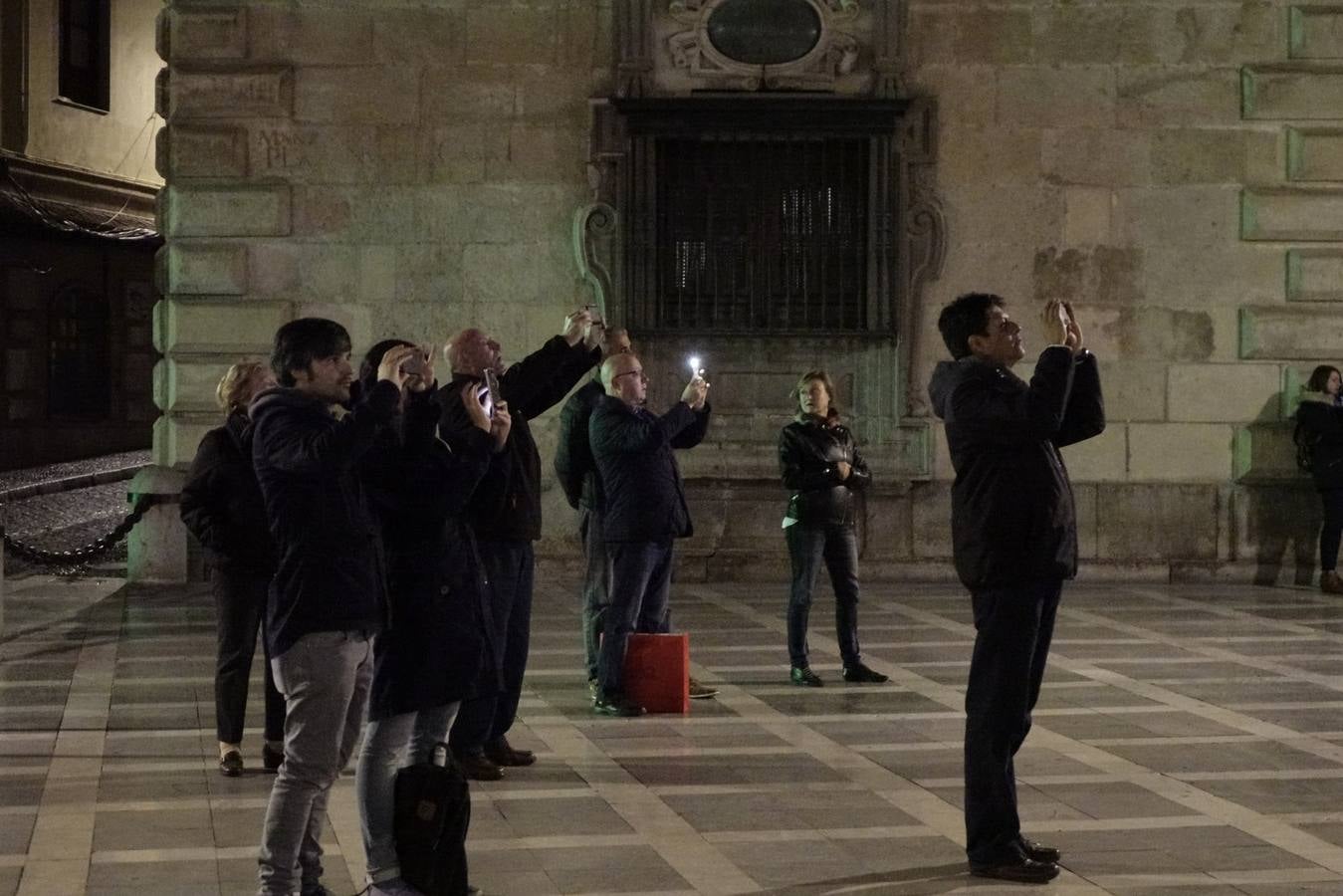 La &#039;superluna&#039; seduce a Granada