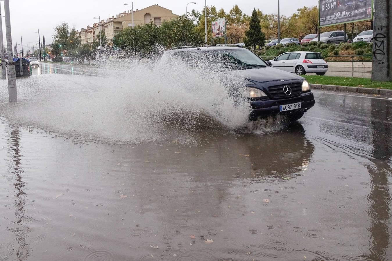 La primera tromba anega calles y obliga a cortar un paso subterráneo