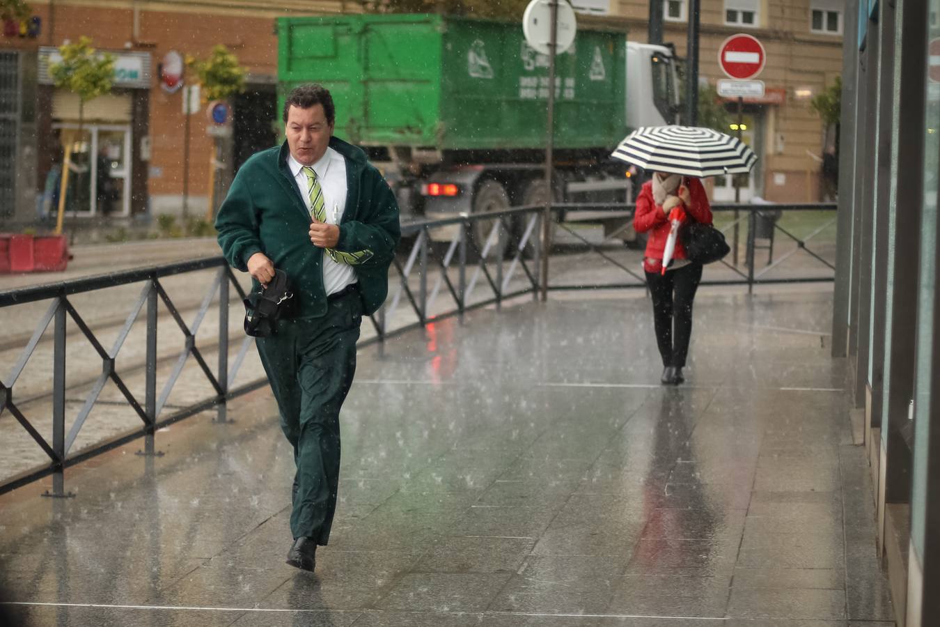 La primera tromba anega calles y obliga a cortar un paso subterráneo