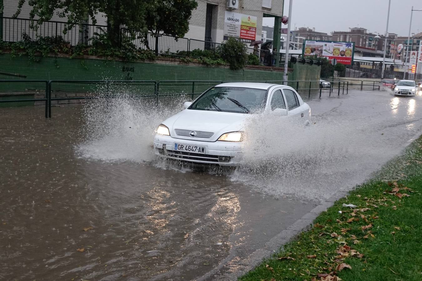 La primera tromba anega calles y obliga a cortar un paso subterráneo