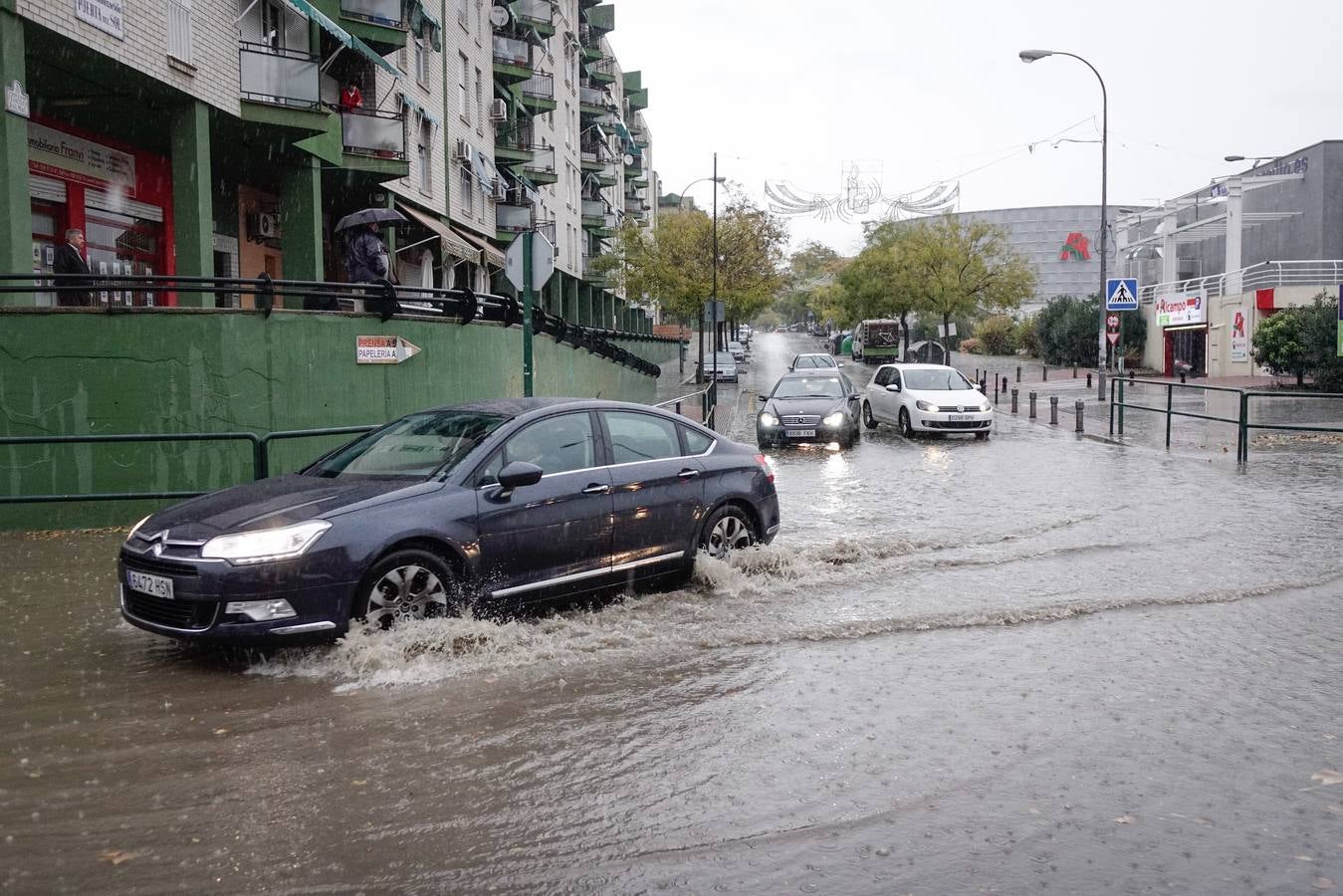 La primera tromba anega calles y obliga a cortar un paso subterráneo