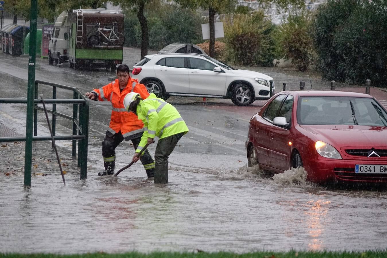La primera tromba anega calles y obliga a cortar un paso subterráneo