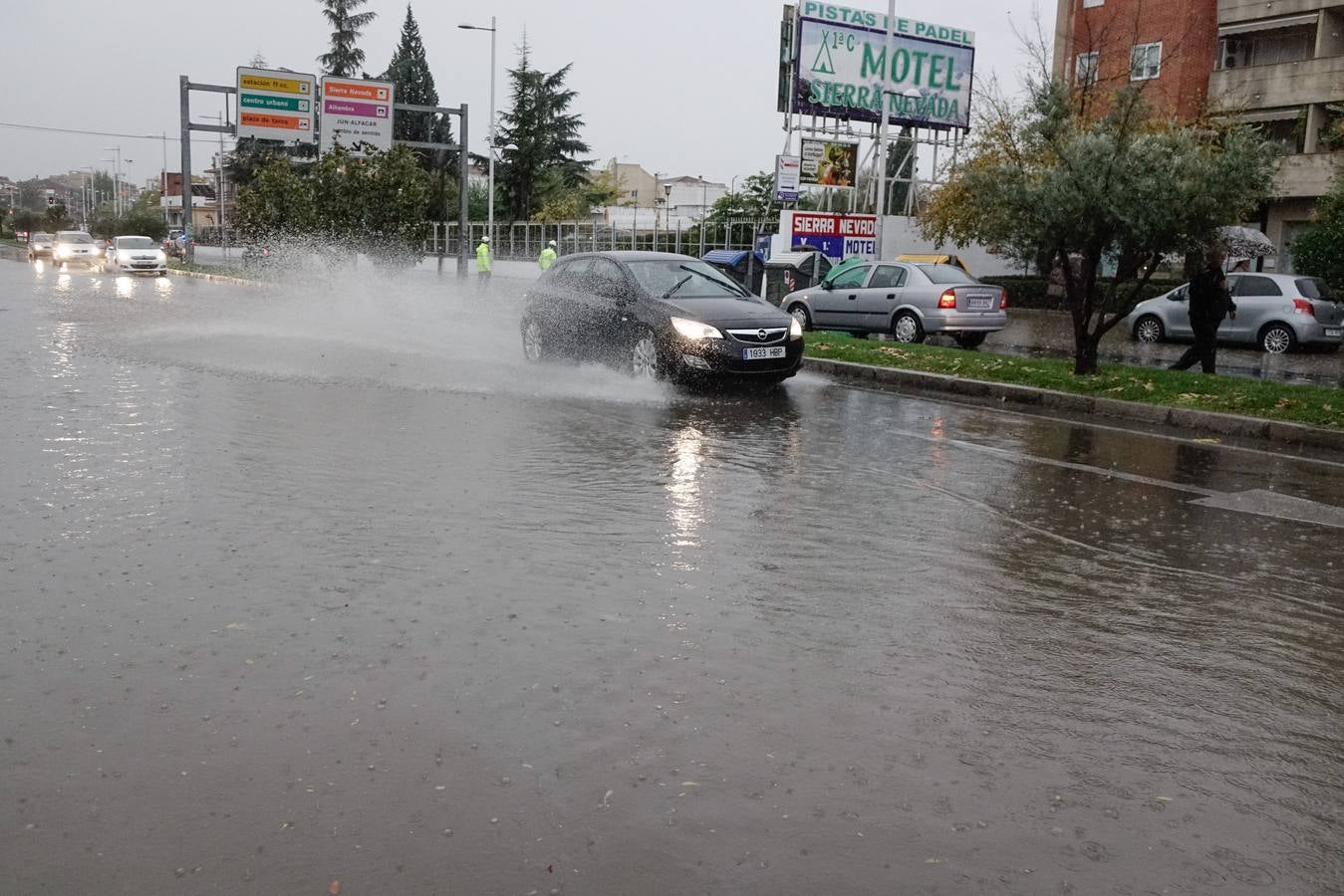 La primera tromba anega calles y obliga a cortar un paso subterráneo
