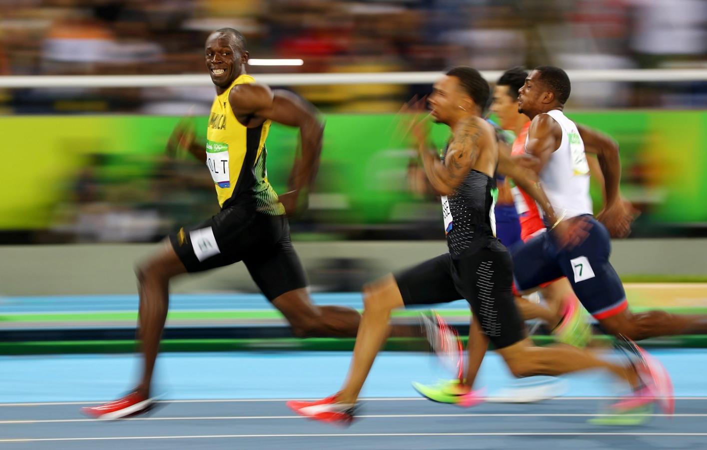 Usain Bolt de Jamaica vuelve a mirar a Andre De Grasse de Canadá mientras compiten en las 100m semifinales masculinas en los Juegos Olímpicos de Rio 2016 en Brasil