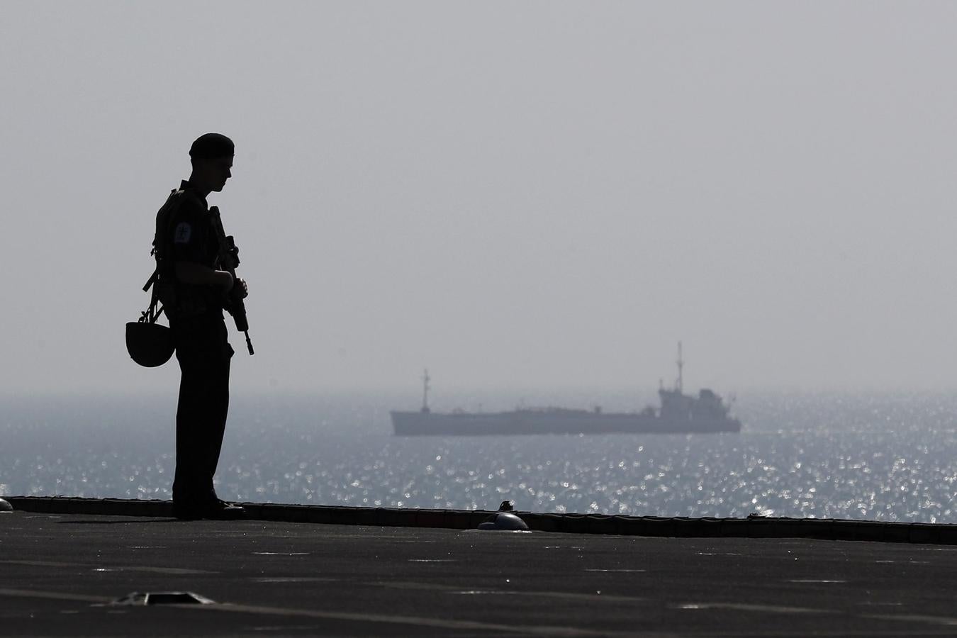 Un soldado británico está de guardia en la cubierta del océano de HMS en Manama, Bahrein.