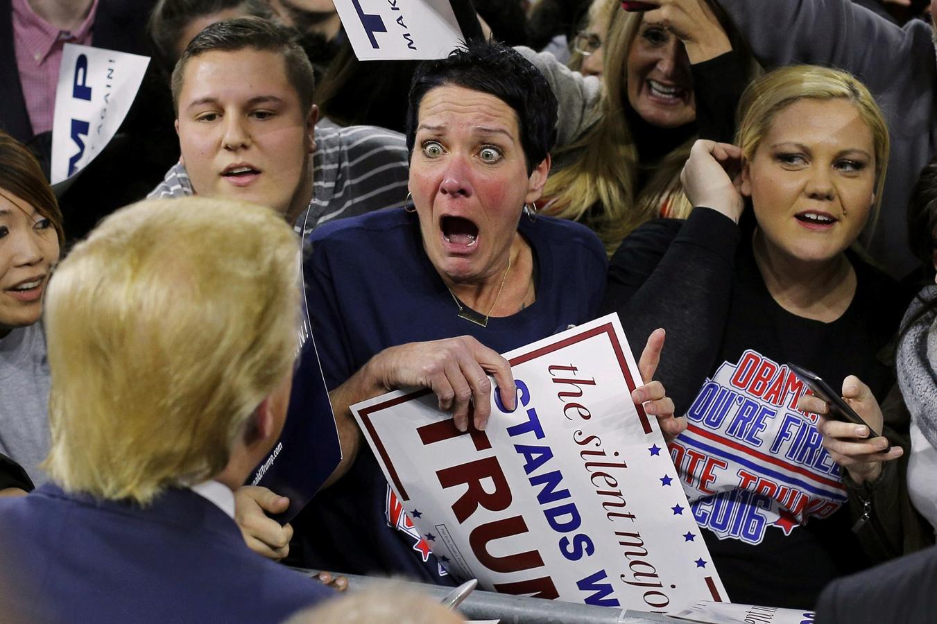 Robin Roy (C) reacciona cuando el candidato republicano a la presidencia de los Estados Unidos, Donald Trump, la saluda en un mitin de campaña en Lowell, Massachusetts