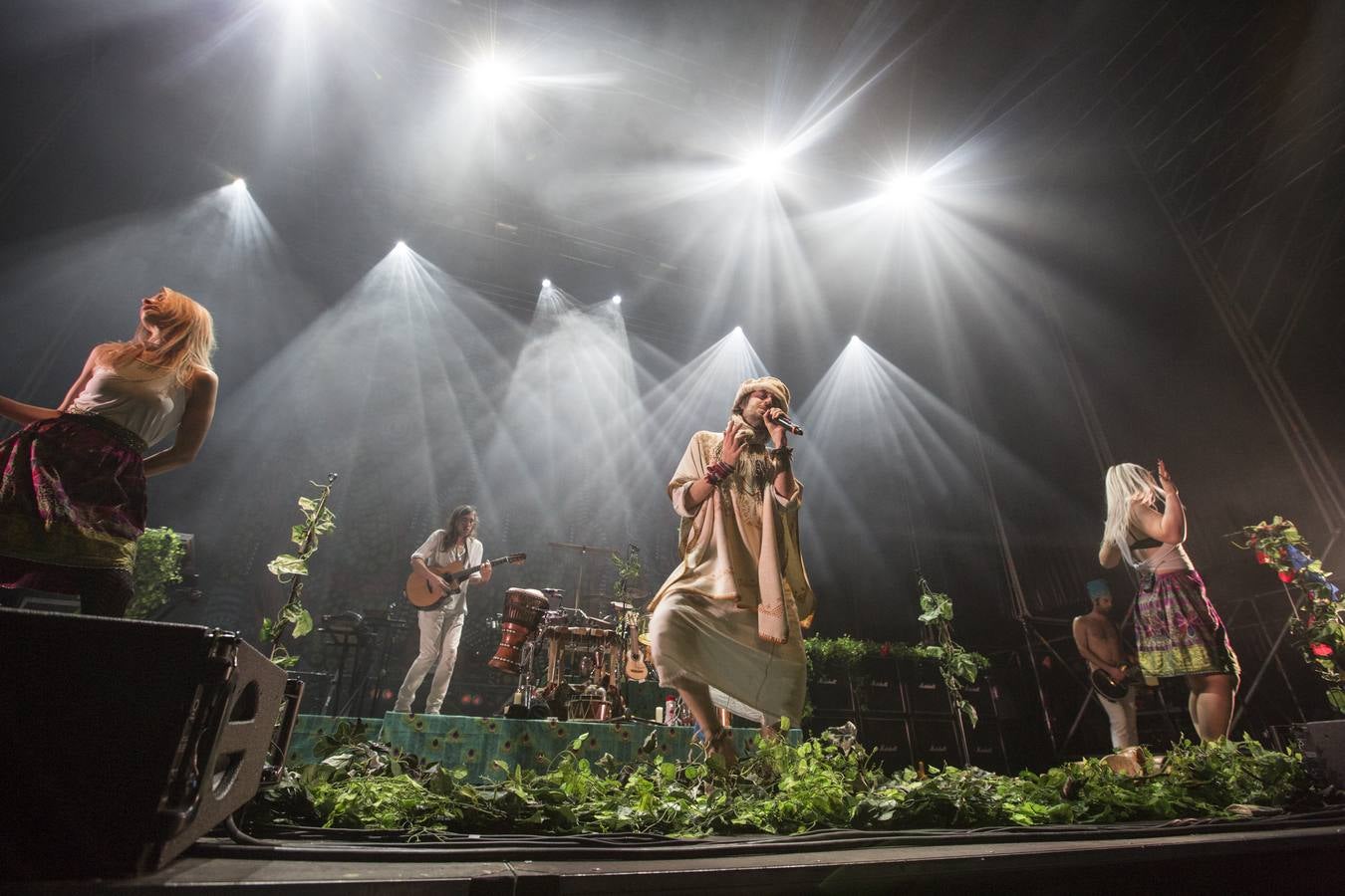 Crystal Fighters agitó a mil personas con su pop electro-tribal