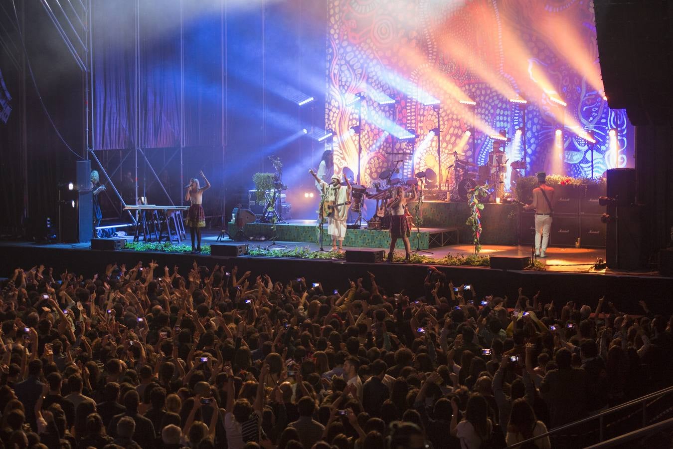 Crystal Fighters agitó a mil personas con su pop electro-tribal