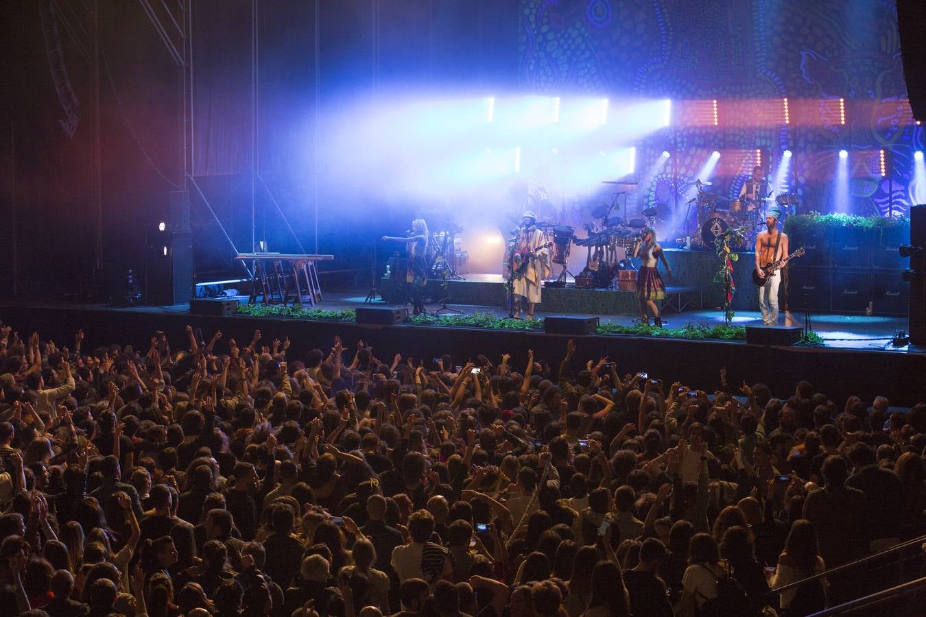 Crystal Fighters agitó a mil personas con su pop electro-tribal