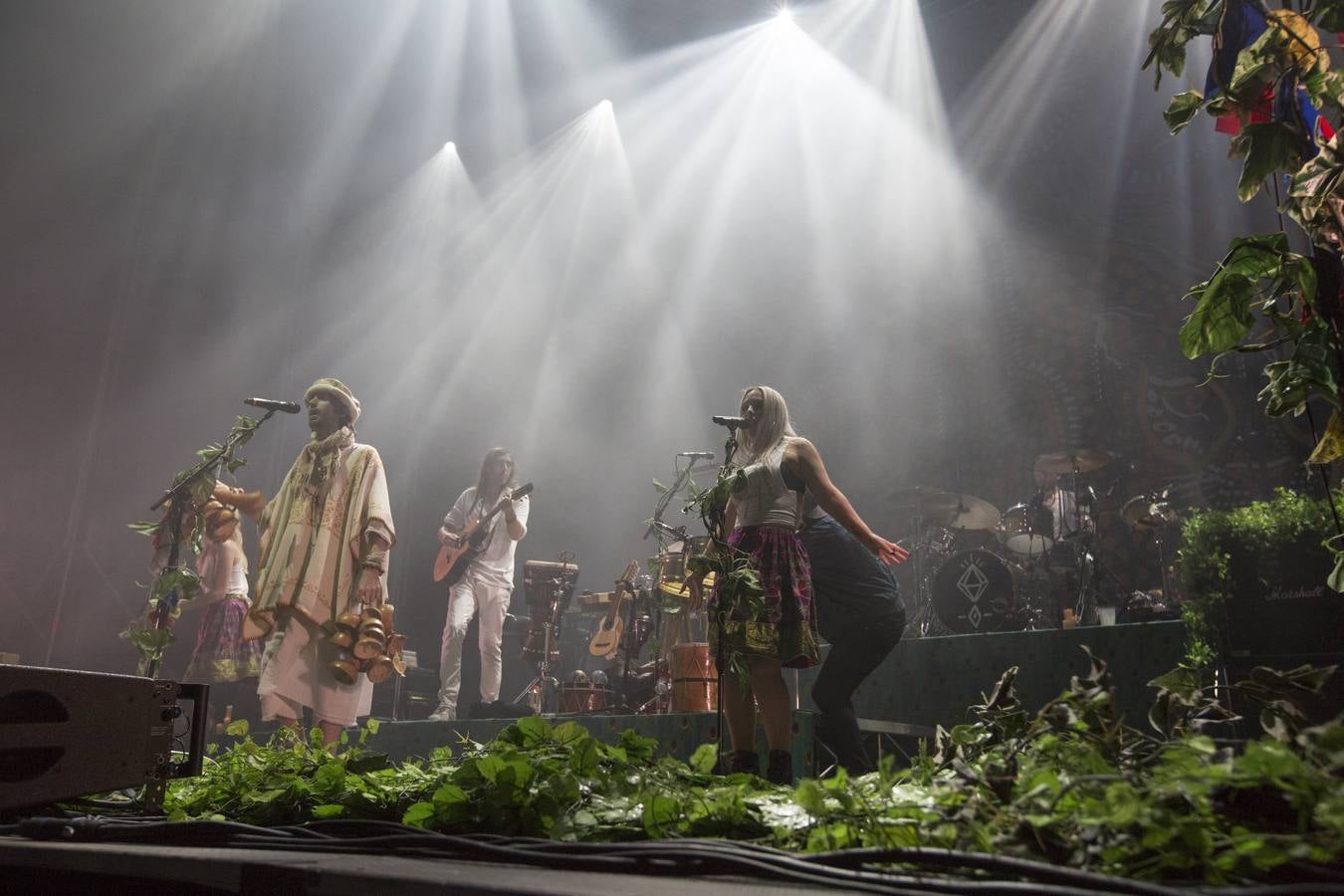 Crystal Fighters agitó a mil personas con su pop electro-tribal