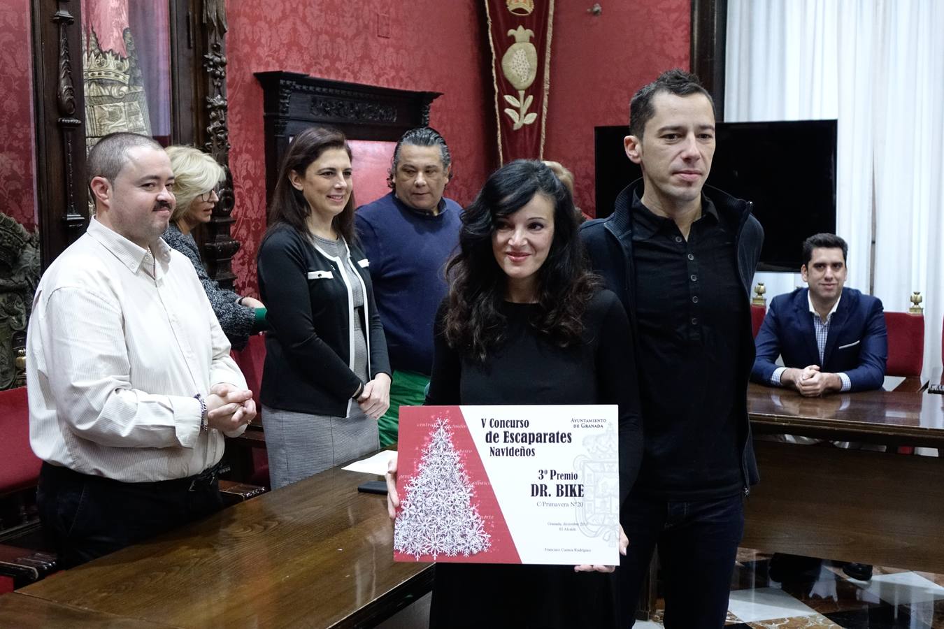 Granada premia la originalidad en la decoración navideña de escaparates