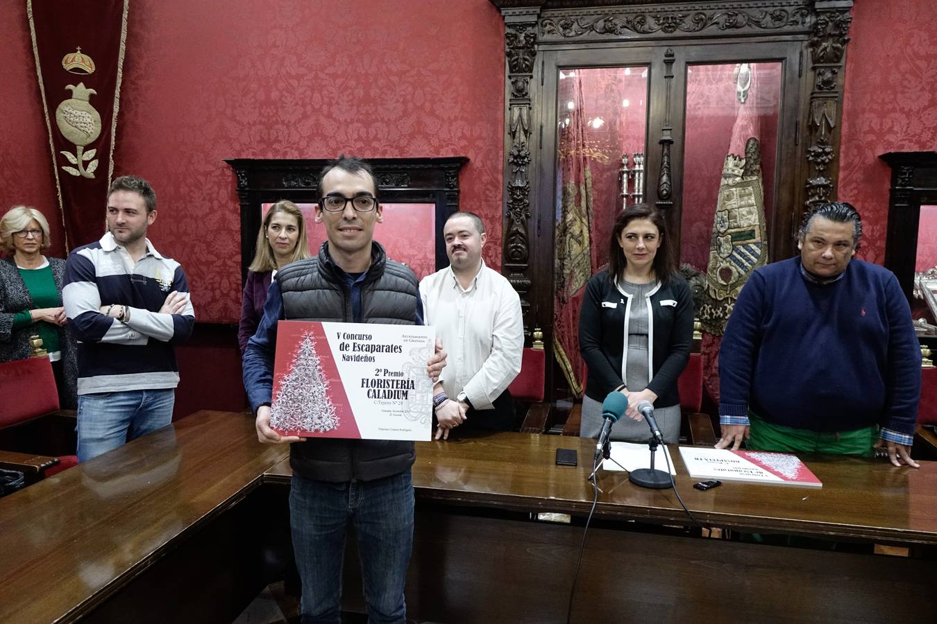 Granada premia la originalidad en la decoración navideña de escaparates