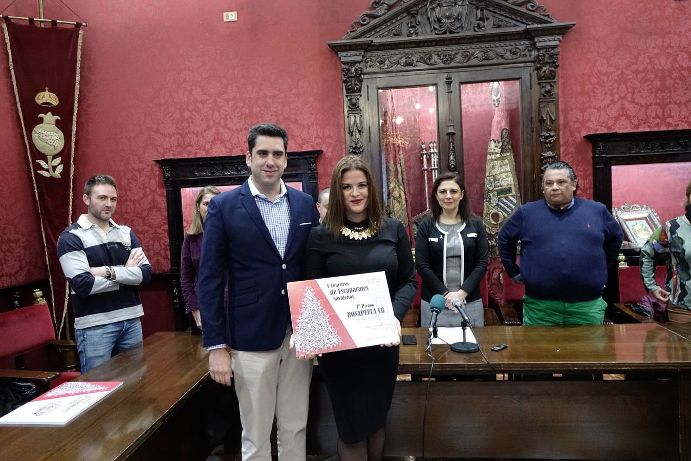 Granada premia la originalidad en la decoración navideña de escaparates