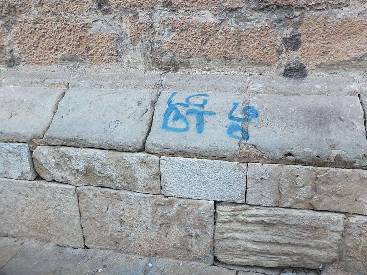 Las pintadas ensucian la Catedral