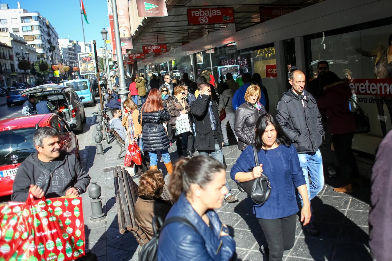 Granada &#039;carga&#039; en el inicio de las rebajas