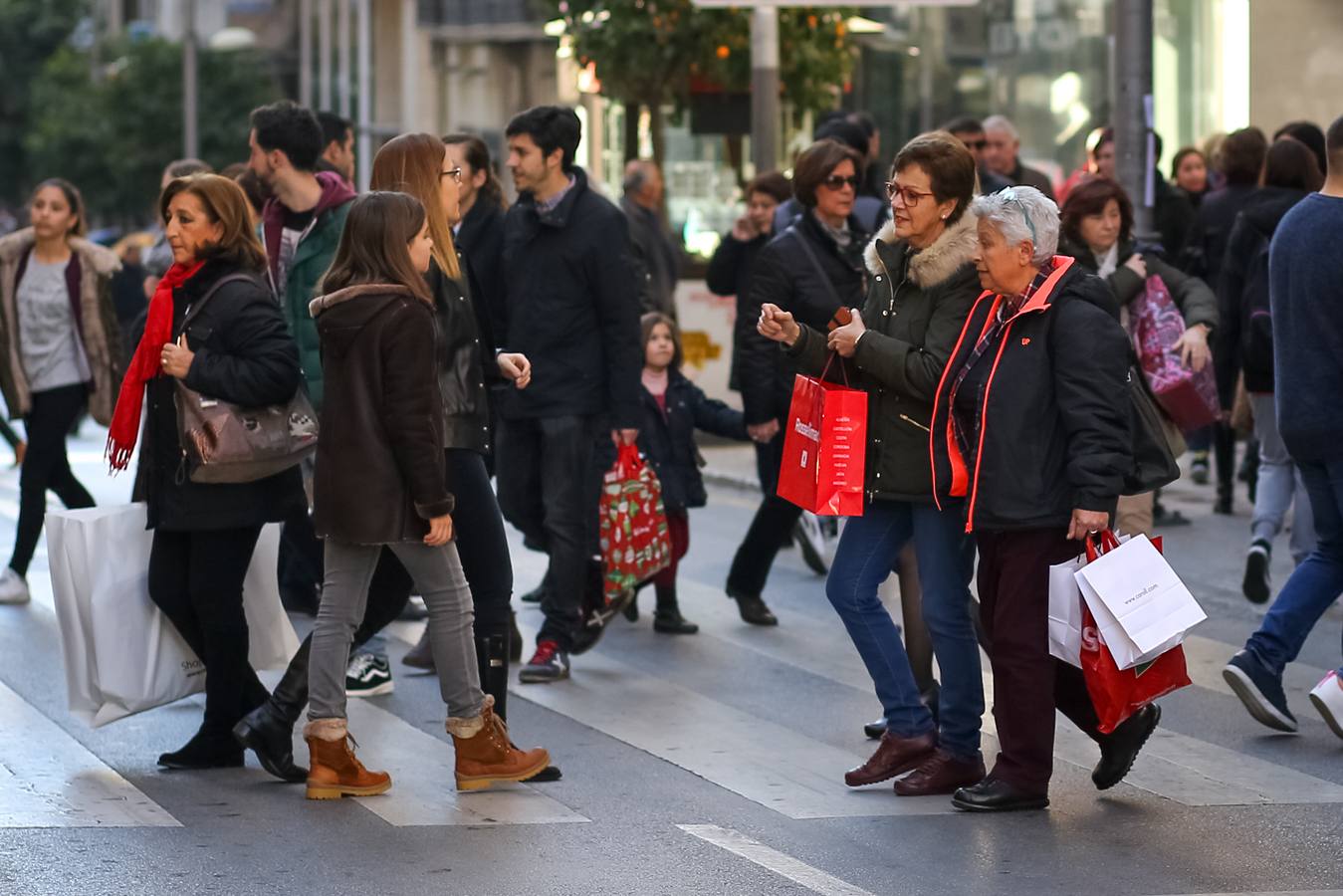 Granada &#039;carga&#039; en el inicio de las rebajas