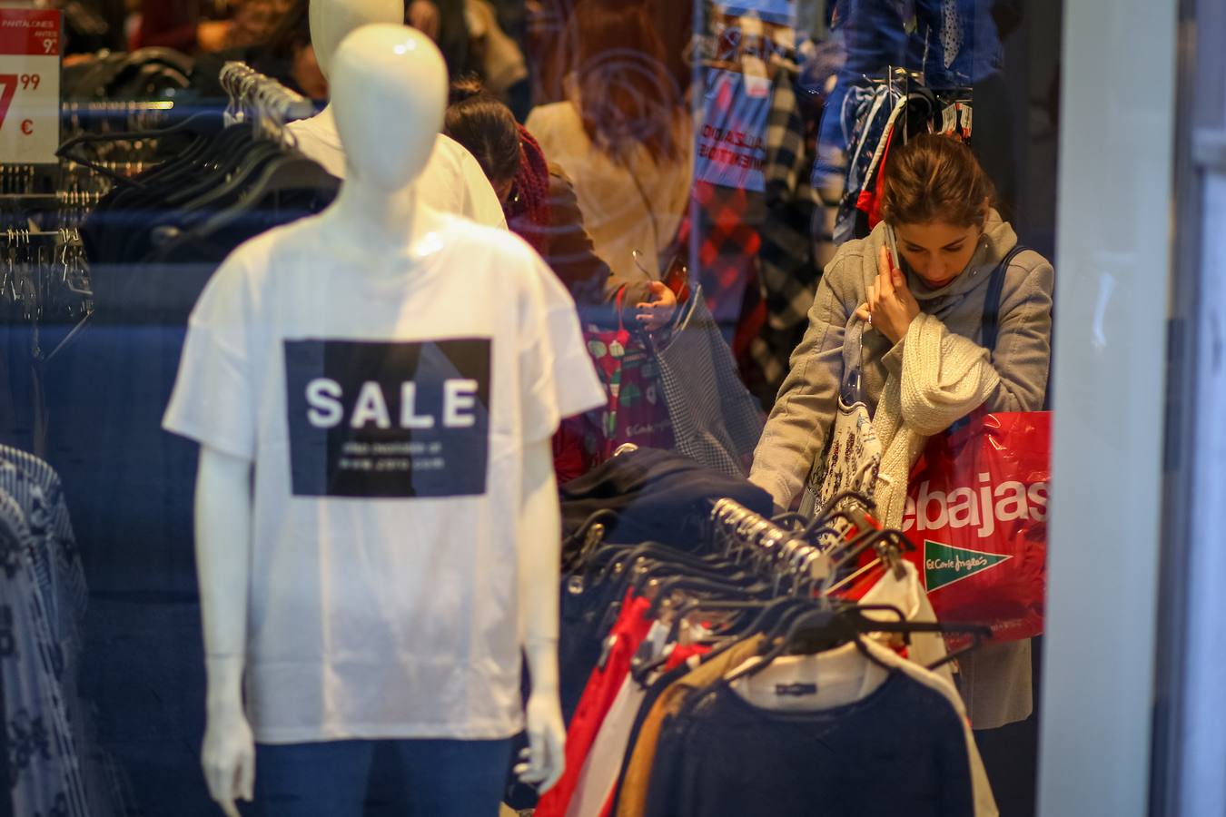 Granada &#039;carga&#039; en el inicio de las rebajas