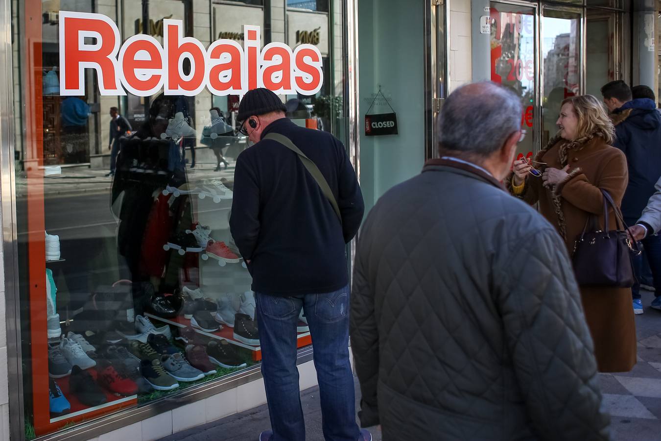 Granada &#039;carga&#039; en el inicio de las rebajas