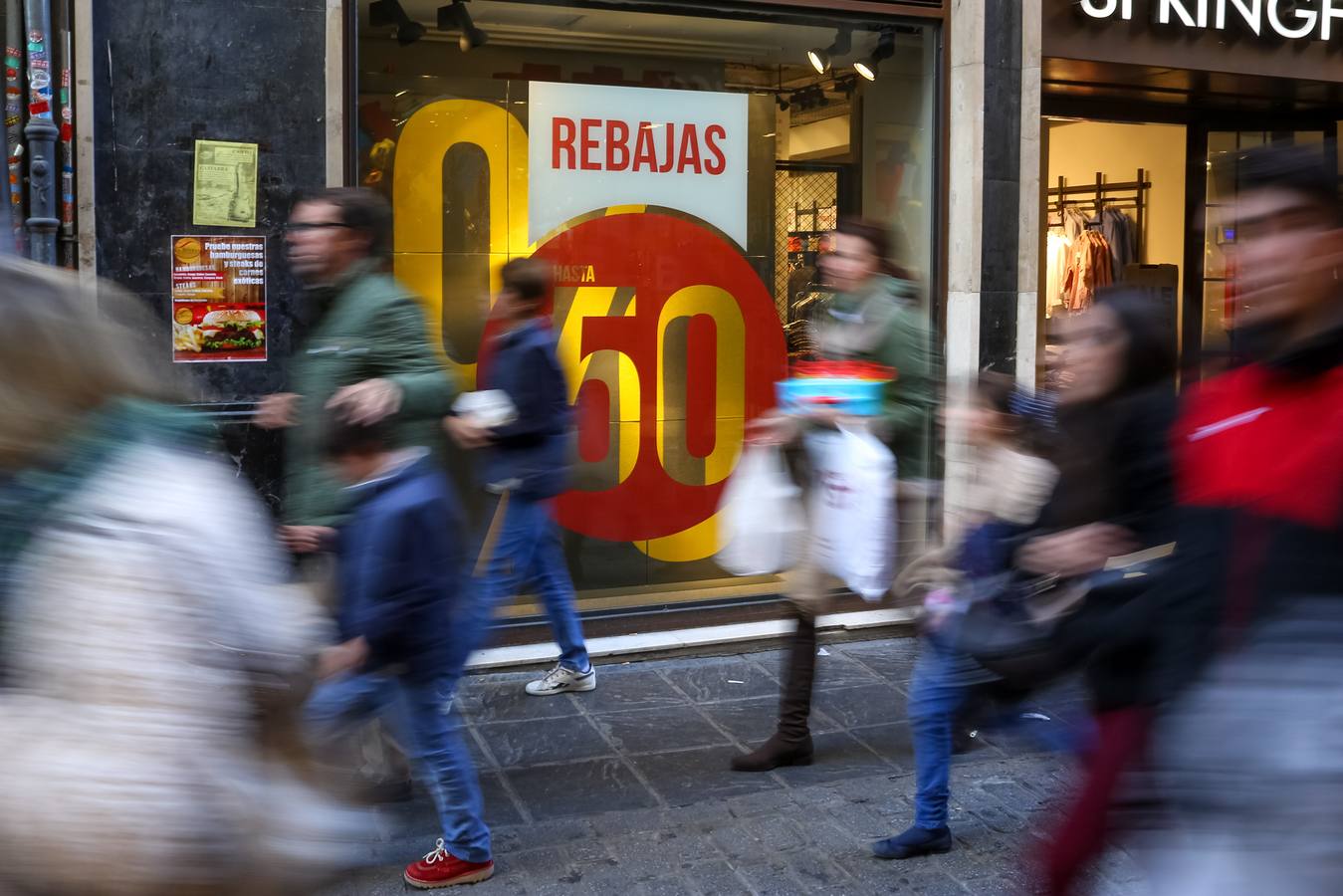 Granada &#039;carga&#039; en el inicio de las rebajas