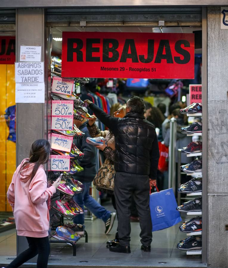 Granada &#039;carga&#039; en el inicio de las rebajas