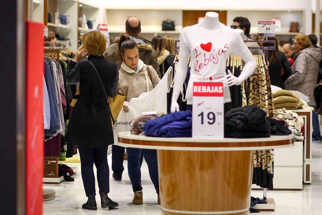 Granada &#039;carga&#039; en el inicio de las rebajas