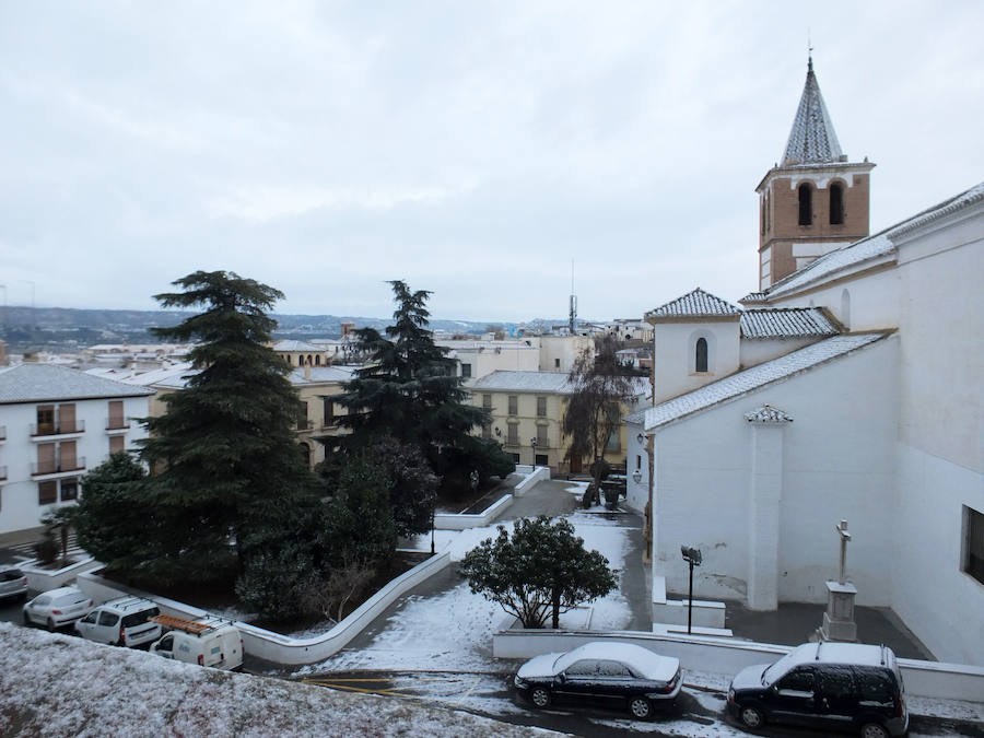 La nieve cae con fuerza en Guadix