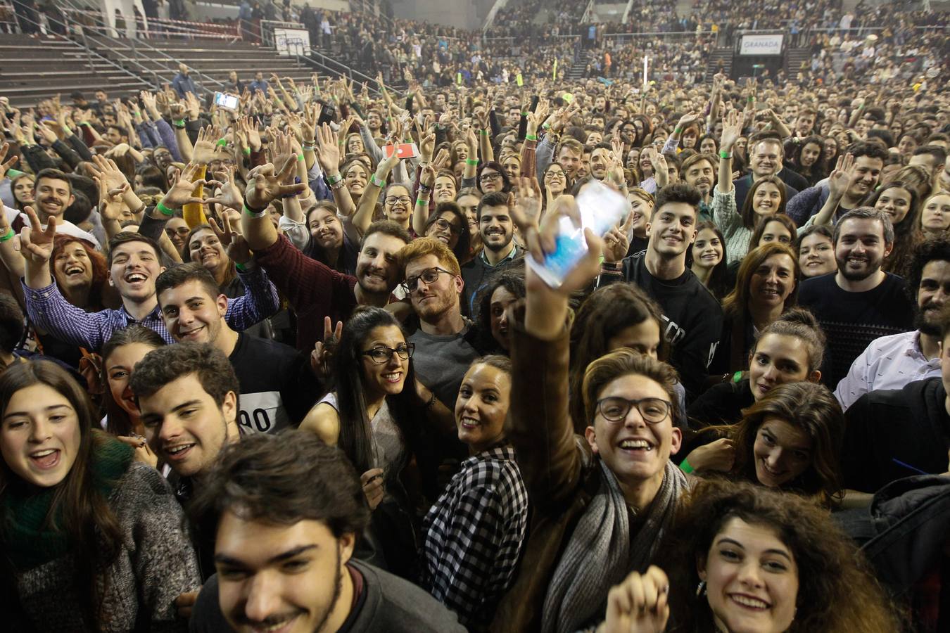 Izal llena de energía el Palacio de los Deportes