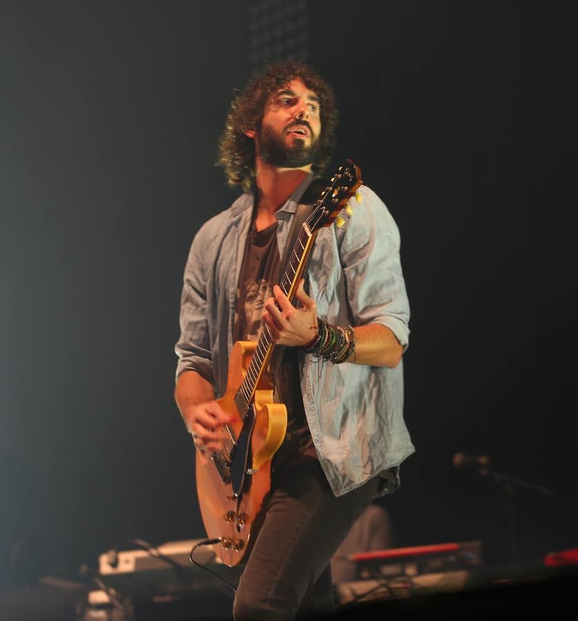 Izal llena de energía el Palacio de los Deportes