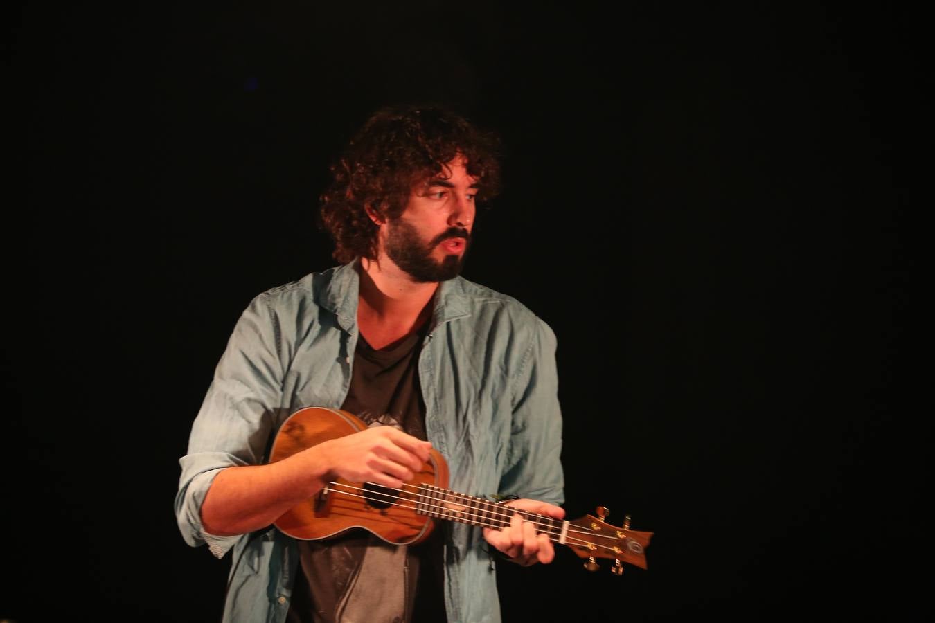 Izal llena de energía el Palacio de los Deportes