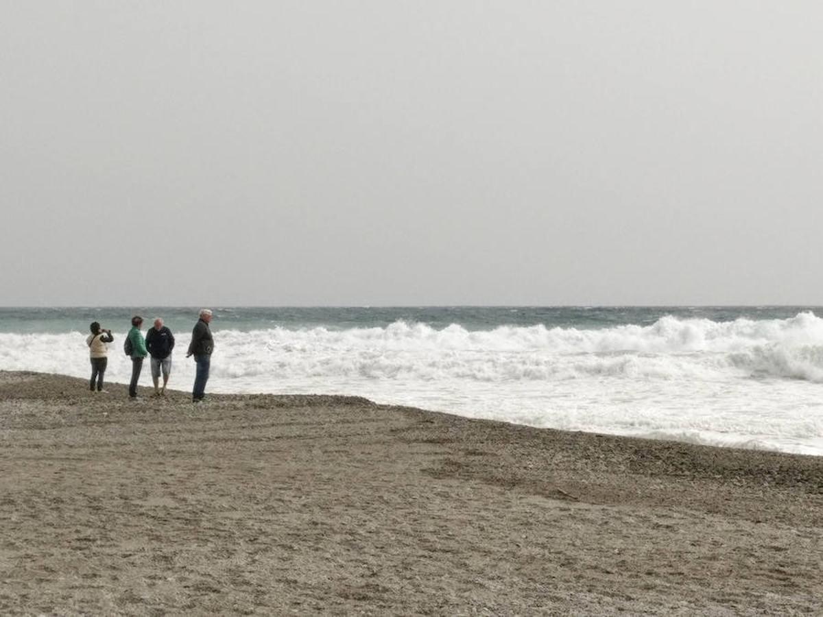 El agua &#039;devora&#039; playa Poniente