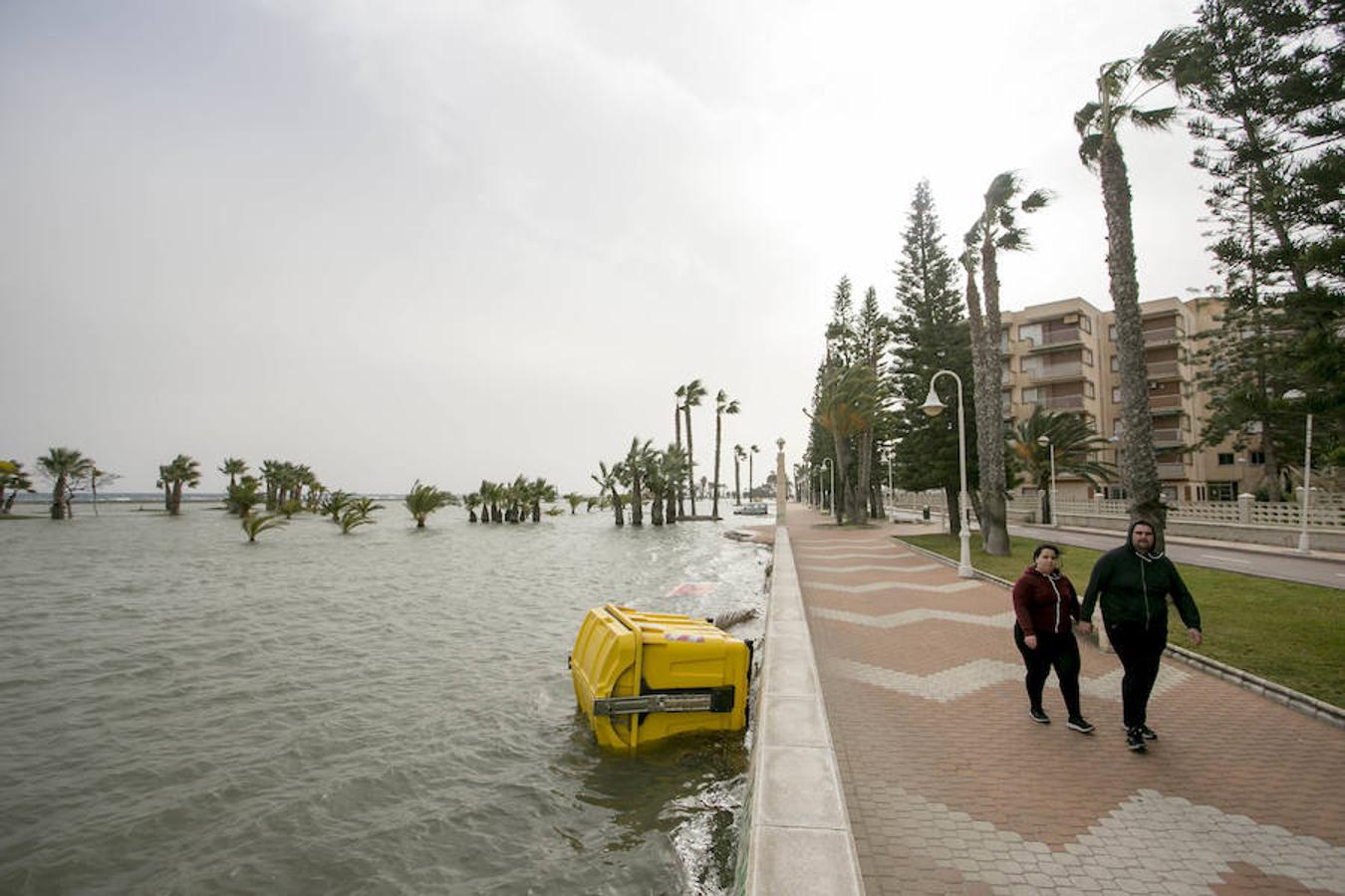 El agua &#039;devora&#039; playa Poniente