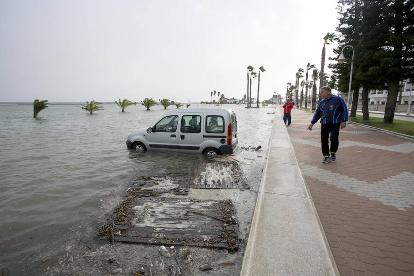 El agua &#039;devora&#039; playa Poniente