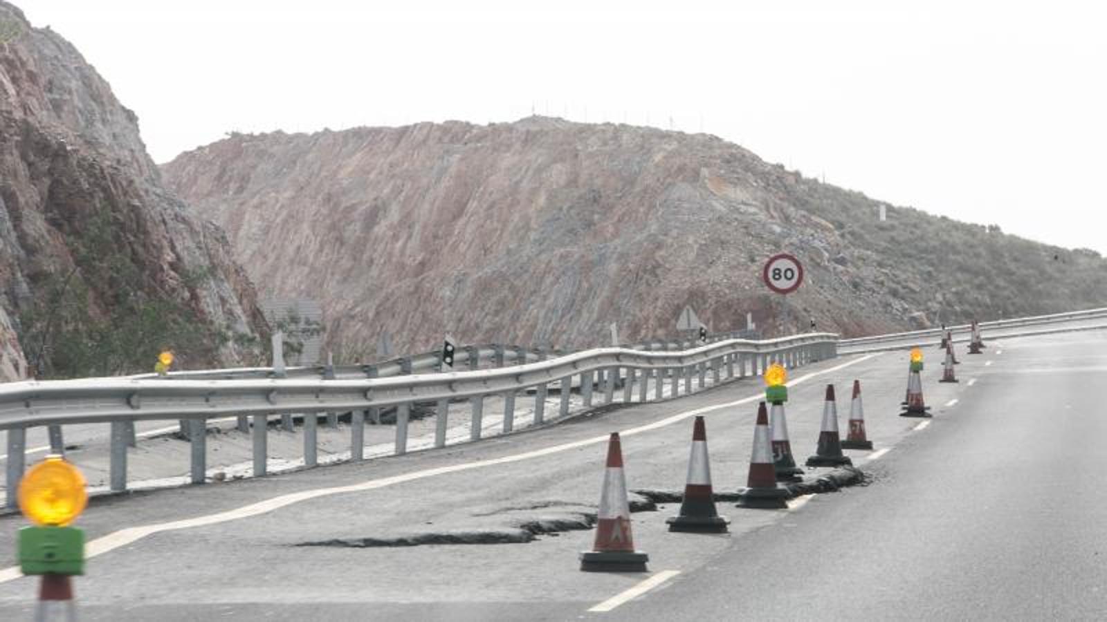 Una grieta entre Carchuna y Castell. En la actualidad permanece cortado un trozo del tramo entre Carchuna y Castell, el último en inaugurarse, por una grieta en un carril.