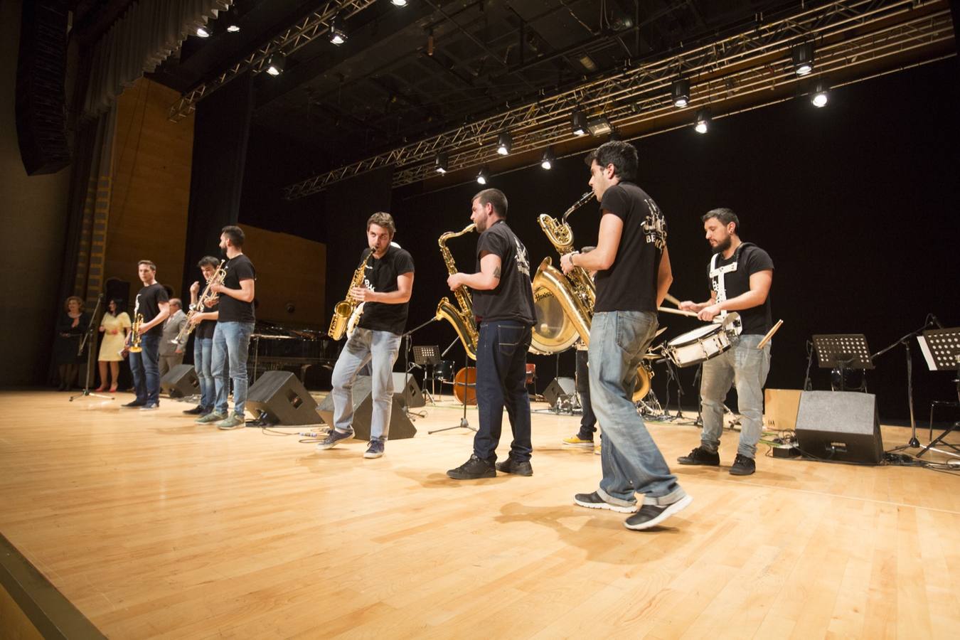 Entre el aplauso general