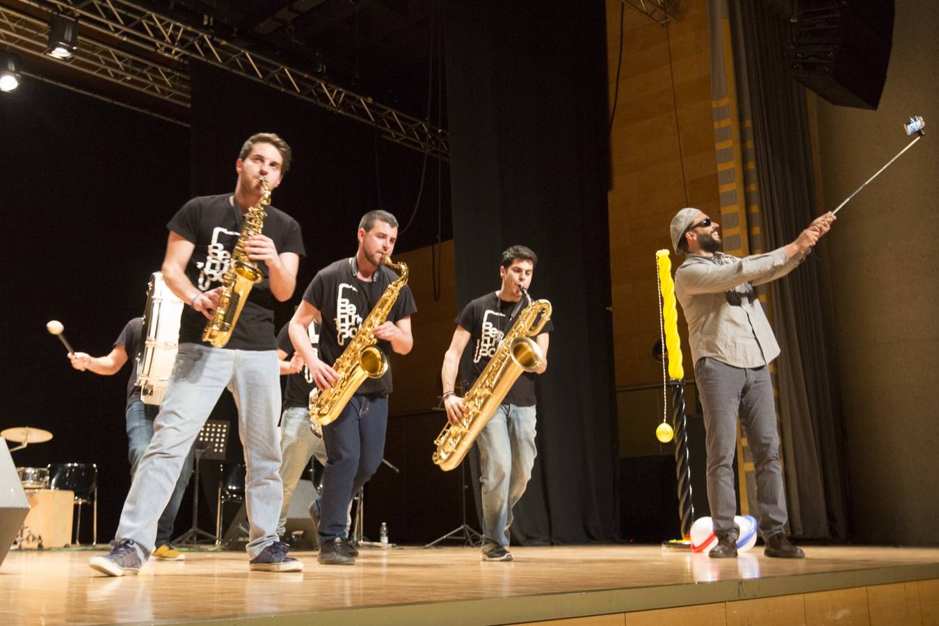 Entre el aplauso general