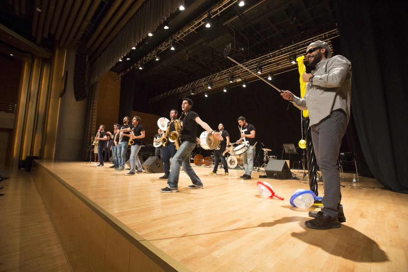 Entre el aplauso general