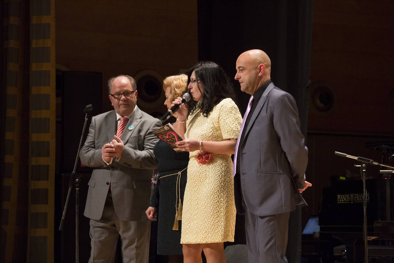 Entre el aplauso general