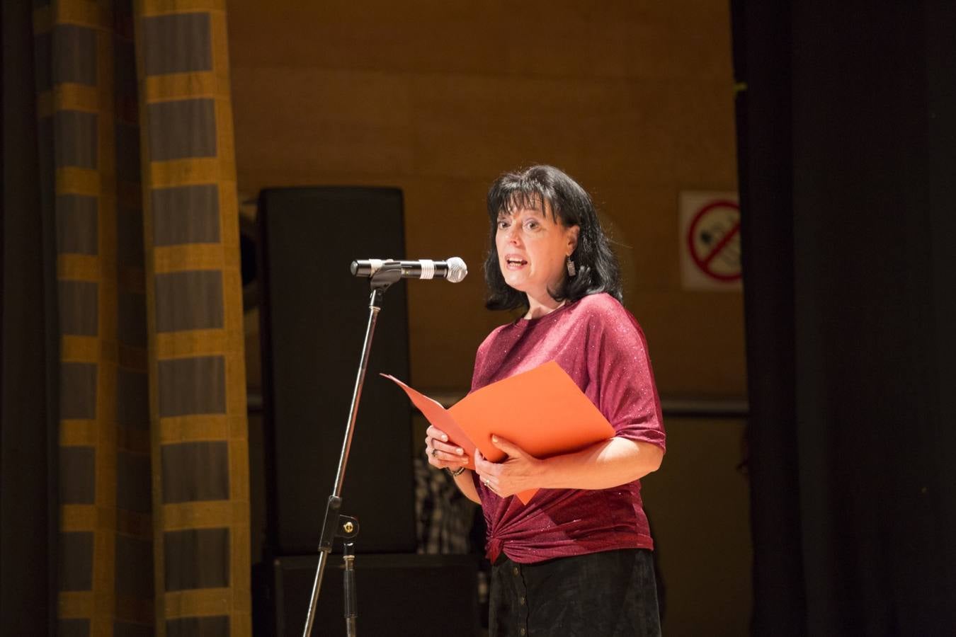 Entre el aplauso general