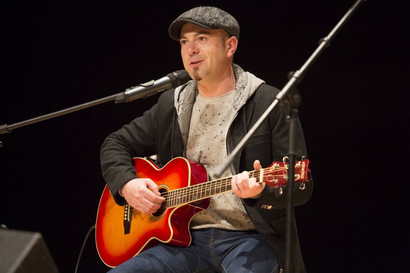 Entre el aplauso general