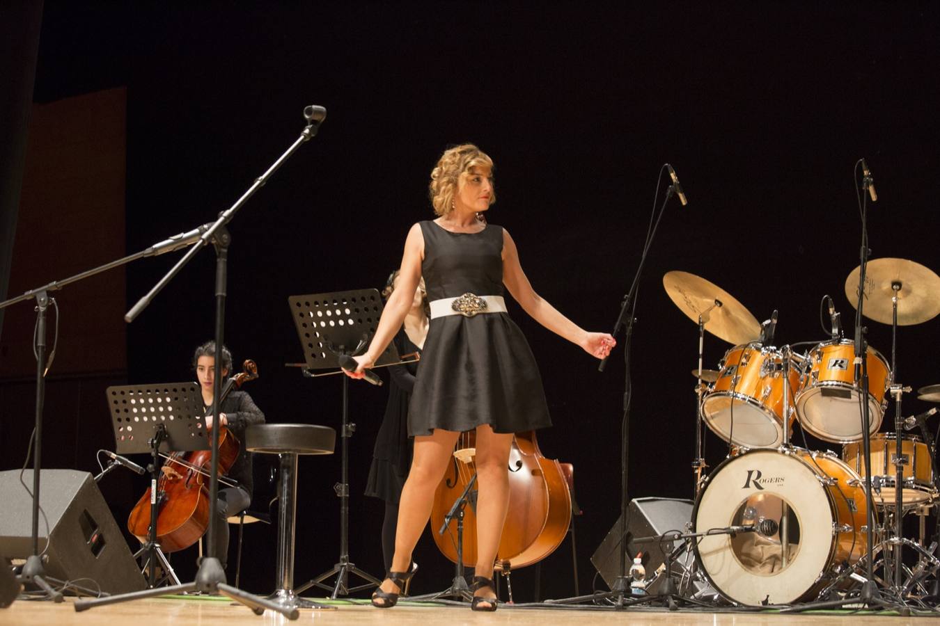 Entre el aplauso general