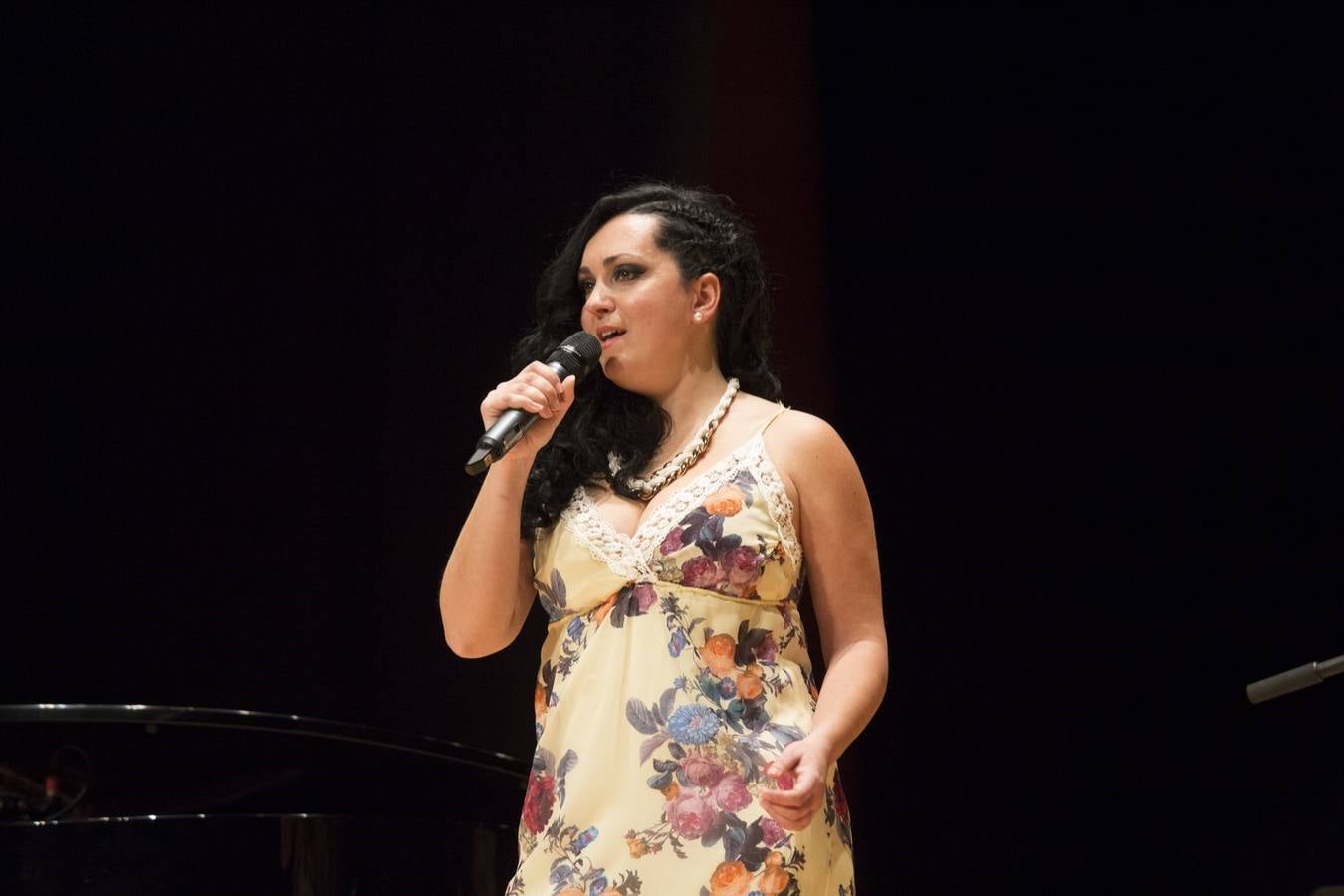 Entre el aplauso general