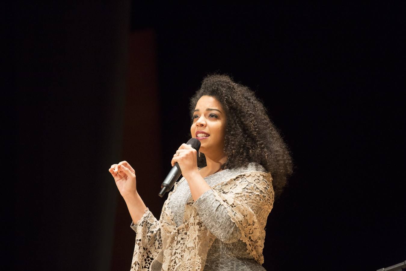 Entre el aplauso general