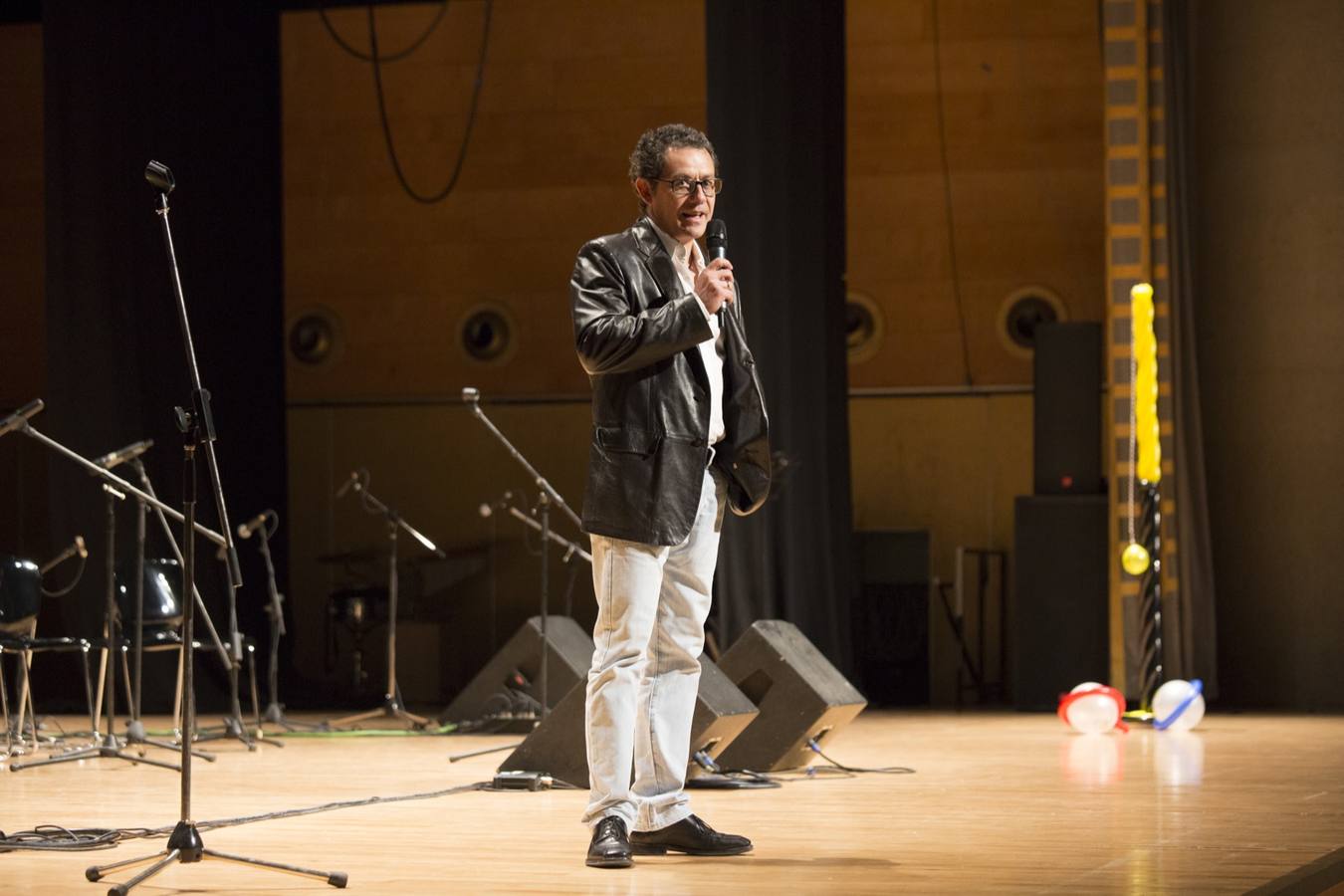 Entre el aplauso general