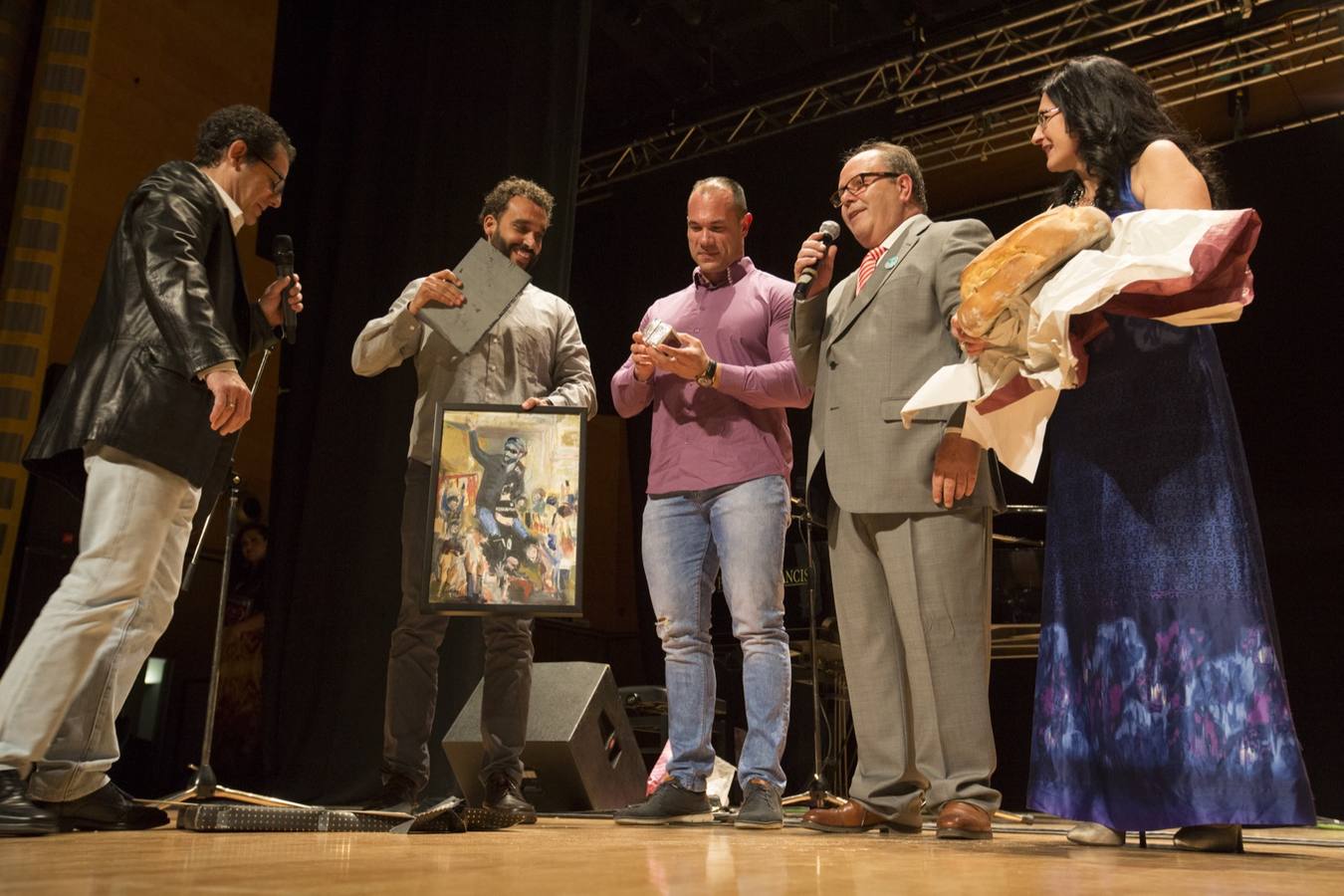 Entre el aplauso general