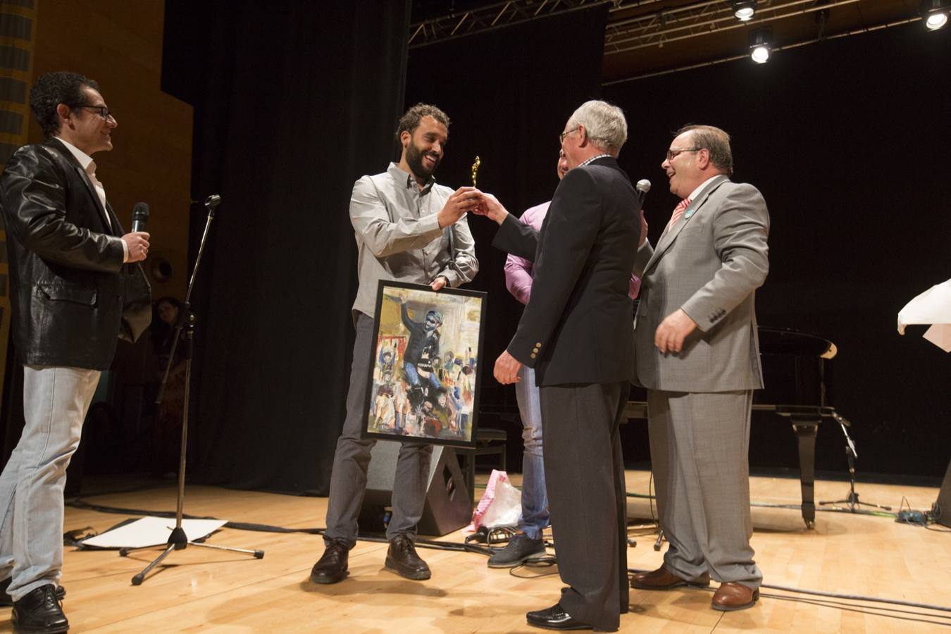 Entre el aplauso general