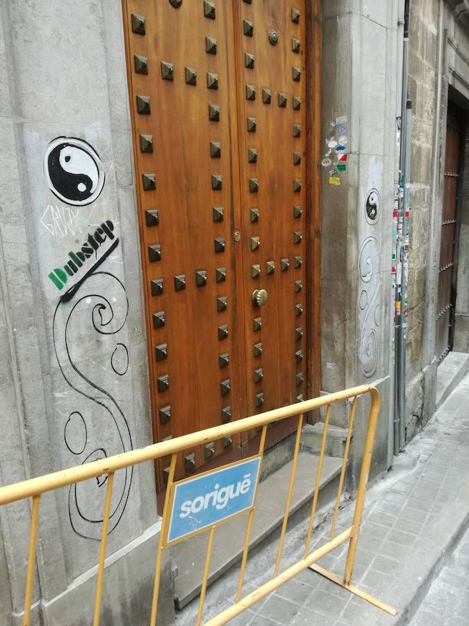 En piedra. Ha reconocido su autoría en varios edificios protegidos.