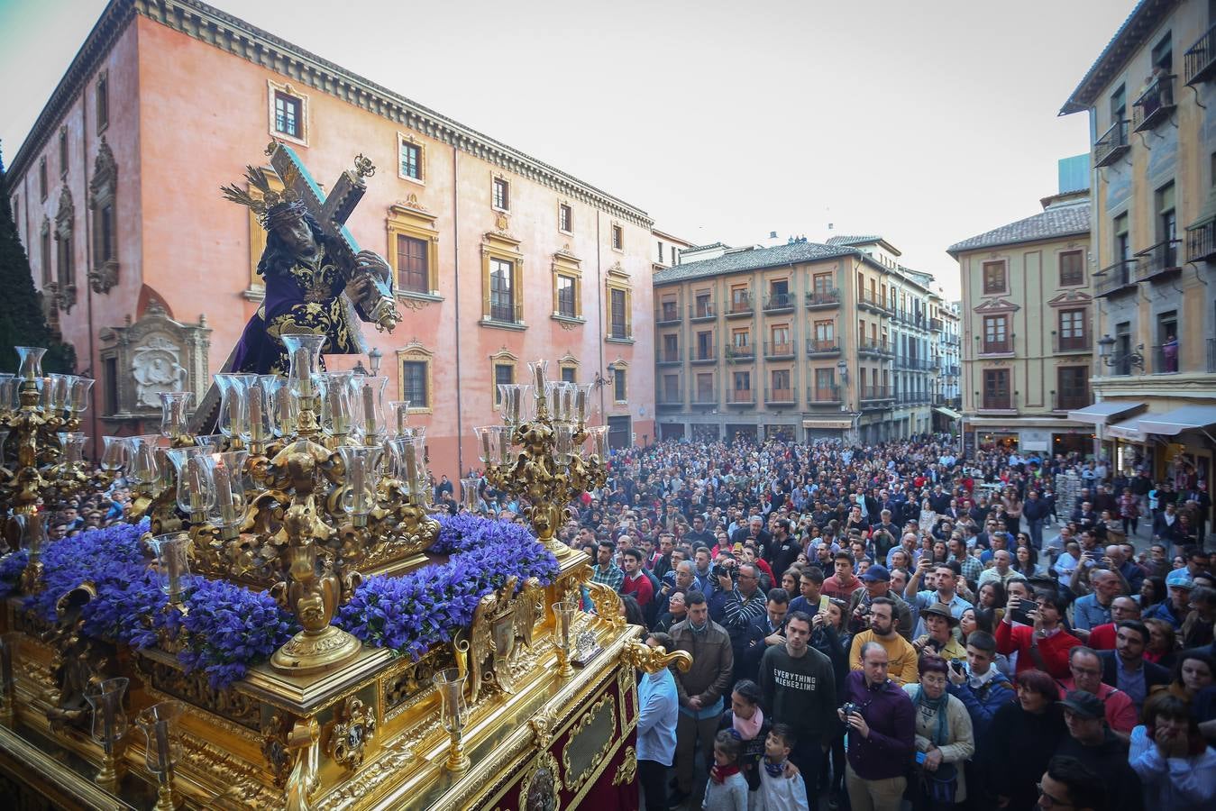 La cofradía del Vía Crucis salió a la calle… y así que pasen cien años más