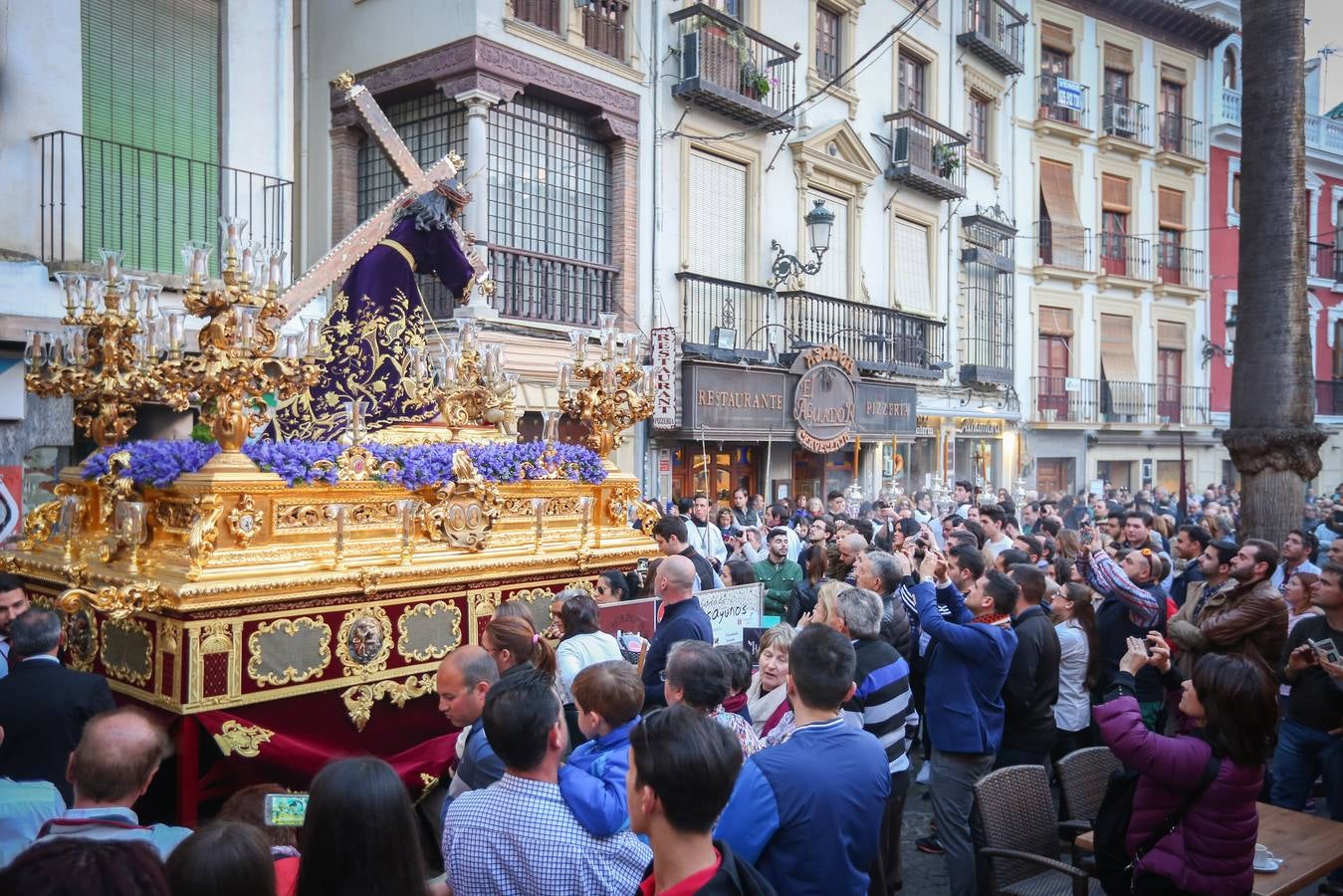 La cofradía del Vía Crucis salió a la calle… y así que pasen cien años más