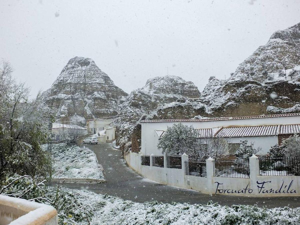 La comarca de Guadix queda cubierta de nieve