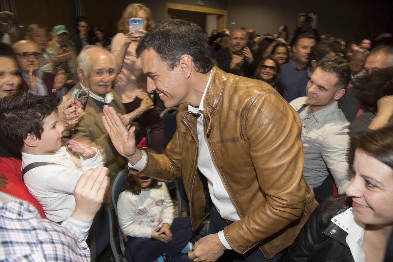 Baño de masas de Pedro Sánchez en Granada